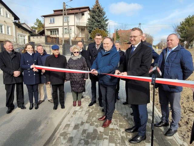 Podczas uroczystego otwarcia ulicy symboliczną wstęgę przeciął m.in. od prawej starosta Marcin Piwnik i poseł Marek Kwitek.