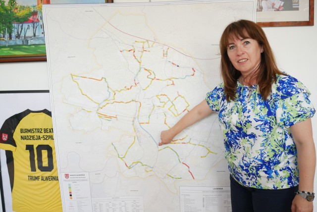 Burmistrz Alwerni Beata Nadzieja-Szpila i mapa remontu dróg w gminie