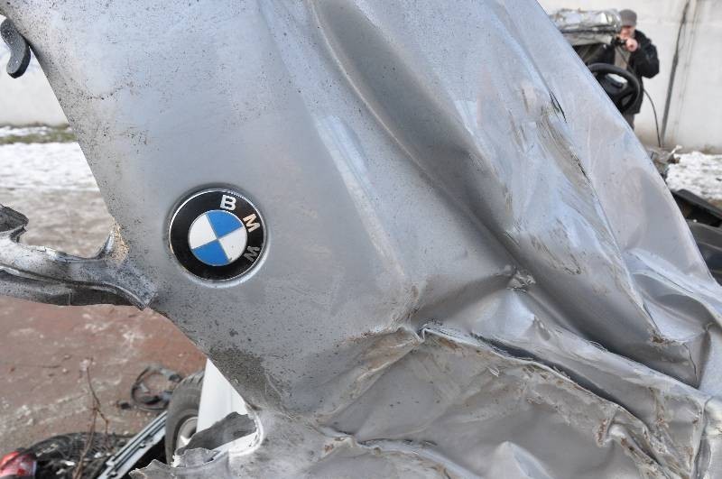 Gdańsk: Samochód marki BMW uderzył w drzewo. Były utrudnienia na Alei Grunwaldzkiej