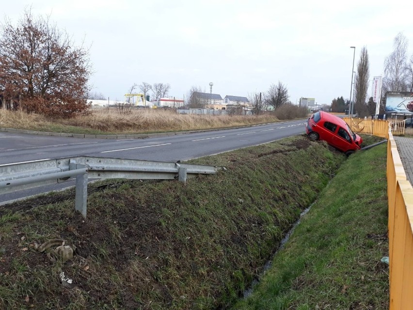 Auto wpadło do rowu przy ul. Podleśnej w Stargardzie. Rozbita toyota, zniszczona latarnia i ogrodzenie