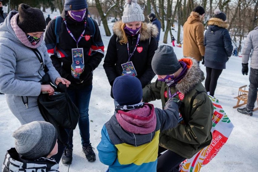 Tarnowianie z dużą radością wrzucali pieniądze do puszek,...