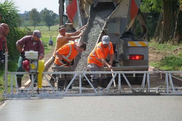 Odcinek betonowej drogi w Wielopolu. Gmina Bełchatów chce produkować beton i robić betonowe drogi