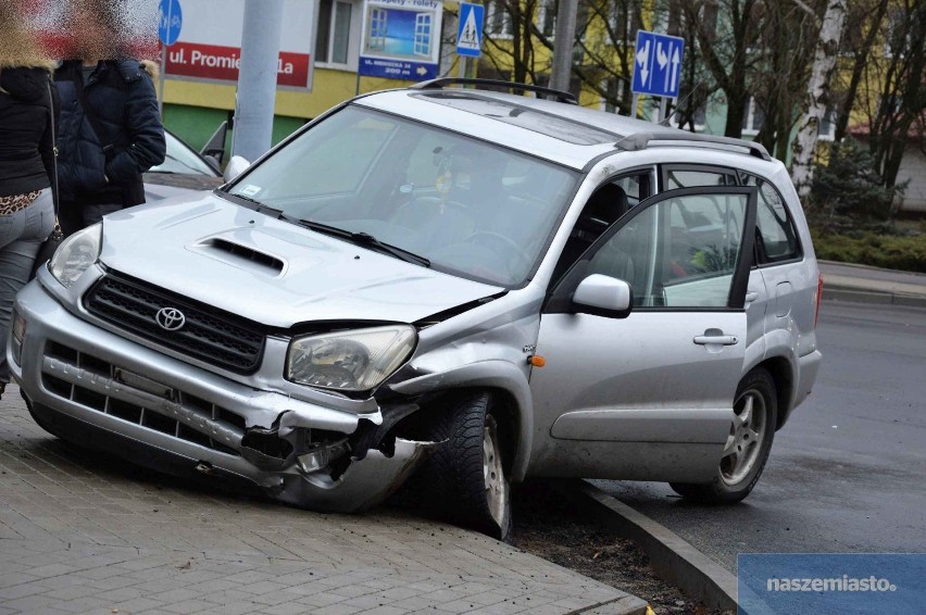 Wypadek na skrzyżowaniu ulic Wieniecka - Budowlanych we Włocławku. Jedna osoba w szpitalu [zdjęcia]