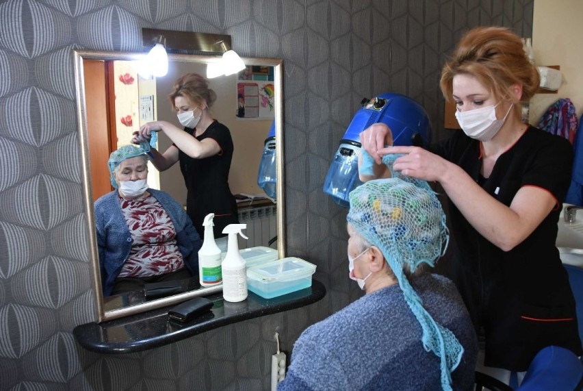 Buskie salony fryzjerskie i kosmetyczne ponownie otwarte. Zainteresowanie ogromne, bo... "potrzeby wygrywają ze strachem" [WIDEO]