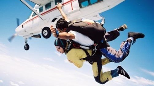 Skok ze spadochronem

Podaruj dużą dawkę adrenaliny i...