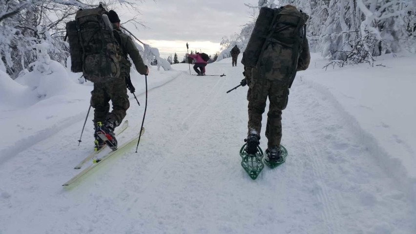 Terytorialsi na nartach skiturowych i rakietach śnieżnych. Szkolenie w Beskidach