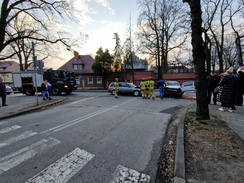 Zderzenie samochodów w Lublińcu w pobliżu szpitala