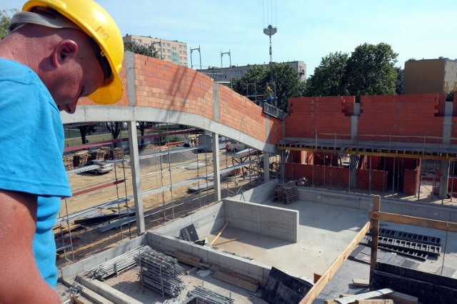 Prace są prowadzone w miejscu zdewastowanego basenu. W przyszłym roku powstanie tu kryta 25-metrowa pływalnia z siedmioma torami, a także brodzik dla dzieci i 80-metrowa zjeżdżalnia. Oprócz nich, przy ul. Łabędziej będzie można skorzystać z gabinetu odnowy biologicznej, sauny, jacuzzi, sali gimnastycznej z siłownią i kawiarni. Cała inwestycja ma kosztować prawie 19 mln zł.