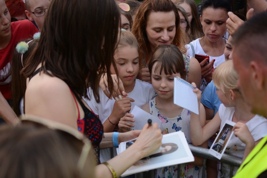 Monika Lewczuk rozdawała autografy i pozowała do zdjęć po koncercie w Grudziądzu [zdjęcia]