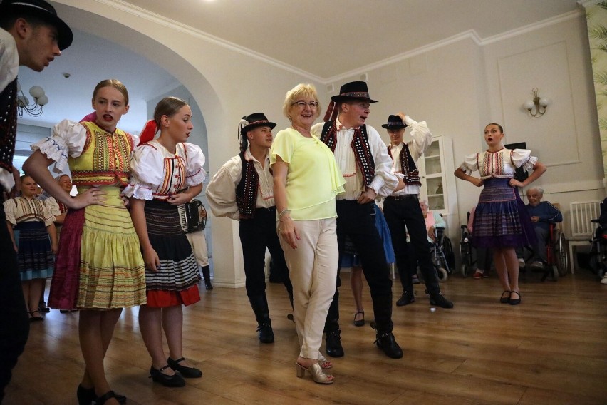 Festiwal "Świat pod Kyczerą", zespół ze Słowacji zatańczył w legnickim DPS-e