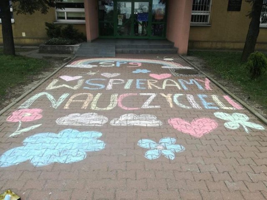 Strajk nauczycieli w Kaliszu. Uczniowie wspierają swoich pedagogów. ZDJĘCIA