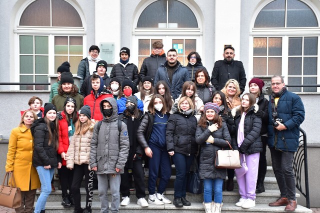 Uczniowie i nauczyciele z Rumunii, Macedonii Północnej, Włoch i Turcji przyjechali do Polski na zaproszenie Szkoły Podstawowej w Ostrowitem. Spotkanie było elementem programu Erasmus+