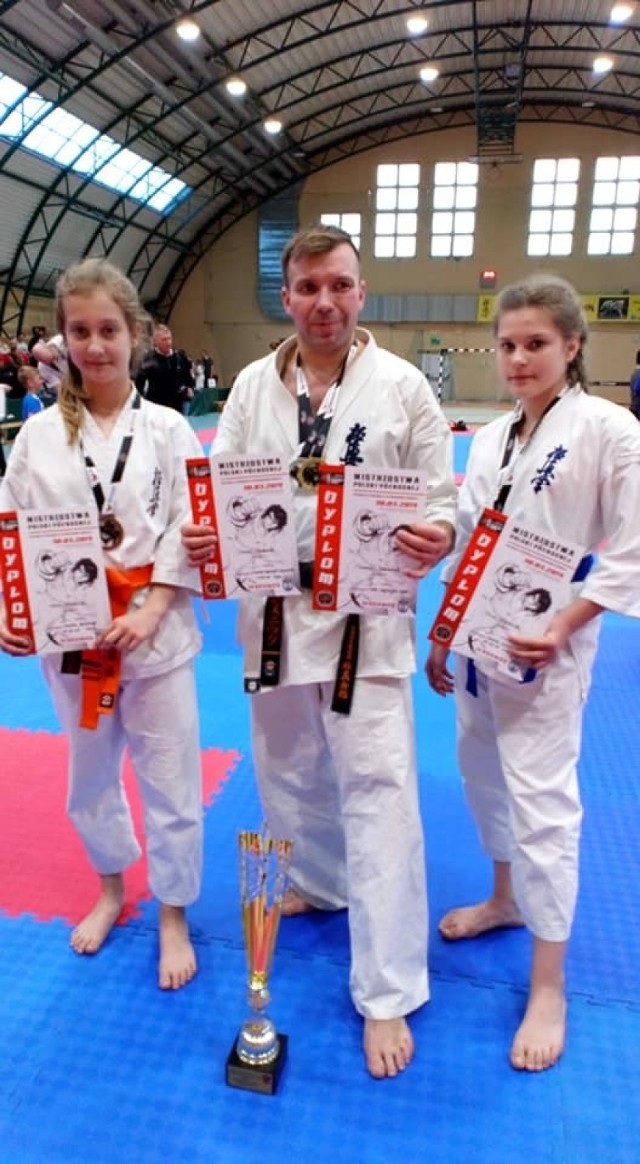Od lewej: Lena Stachulak oraz Oliwia Stachulak ze swoim trenerem Tomaszem Semeniukiem, który także brał udział w zawodach - w kategorii senior zajął pierwsze miejsce w kumite oraz drugie w kata
