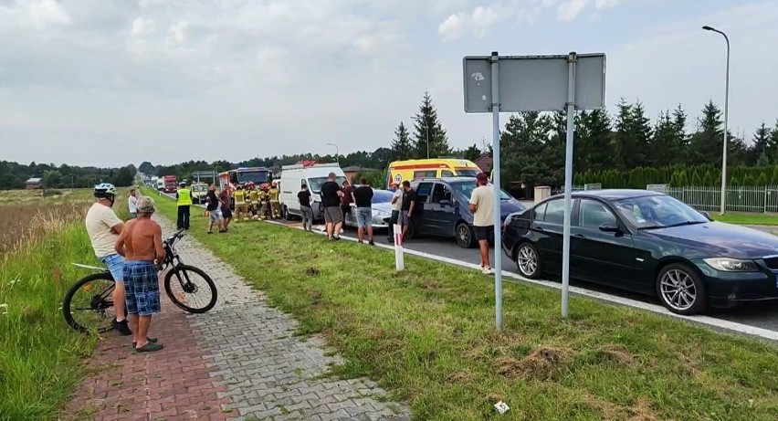 Wypadek w Gruszewni pod Kłobuckiem. W karambolu na DK 43 na ulicy Kłobuckiej udział wzięło 5 samochodów. Spore utrudnienia w ruchu 