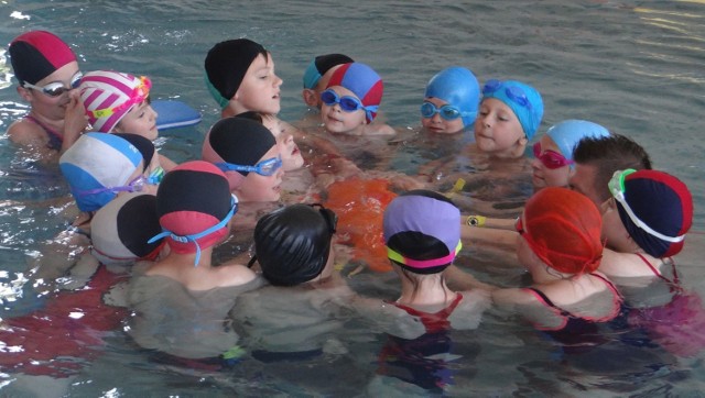 Około 400 dzieci skorzystało z projektu powszechnej nauki pływania na włoszczowskim basenie.
