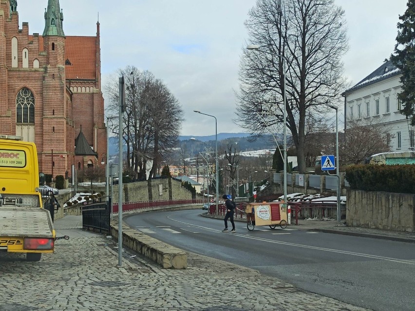 Biegnie 3 tys. km przez Polskę, promuje trzeźwość ciągnąc „wóz Drzymały”. Tynkarz spod Augustowa zawitał na Sądecczyznę i Ziemię Limanowską