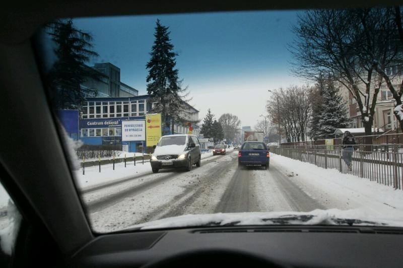 Zima we Wrocławiu. Kierowcy mają problemy (ZDJĘCIA)