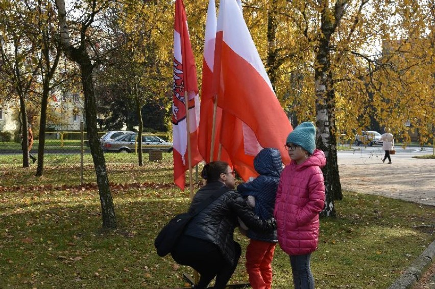 11 listopada 2019: W Śremie po raz kolejny rozdawano flagi