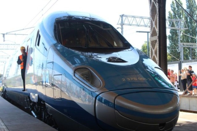 W pierwszą podróż pociągami Express InterCity Premium wyruszyło ...
