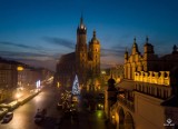 Kraków. Niesamowity Rynek Główny w świątecznej odsłonie z lotu ptaka [ZDJĘCIA Z DRONA]