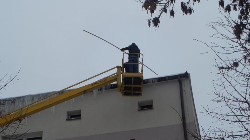 Uwaga na wiszące sople. Usuwanie lodu, nawisów śniegu ZDJĘCIA