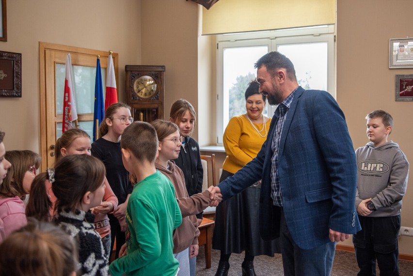 Odwiedzili burmistrza Obornik w pracy. Dzieci mogły zobaczyć jak pracuje się w urzędzie 