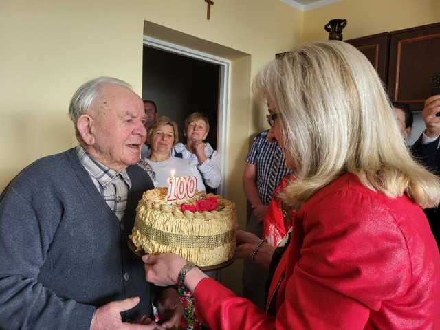 Kazimierz Gilski świętował swoje setne urodziny razem z liczną rodziną oraz gośćmi, którzy odwiedzili go z życzeniami, listami gratulacyjnymi i upominkami. Odwdzięczył się im grając na harmonijce