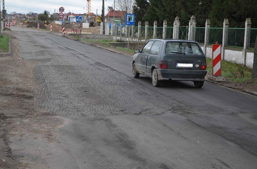 Zniszczony fragment ul. de Gaulle'a w Malborku został pokryty asfaltem, ale nie wszędzie...