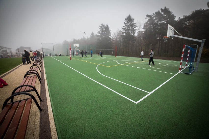 Skwer w Cetniewie. Jest m.in. plac zabaw i skatepark we...