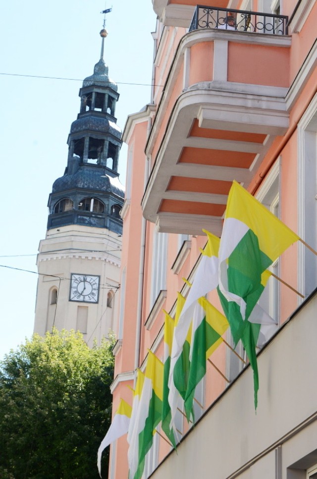 Na deptaku zawisły już flagi miasta