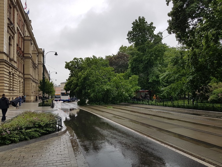 Paraliż Krakowa. Kierowcy i pasażerowie utknęli w korkach