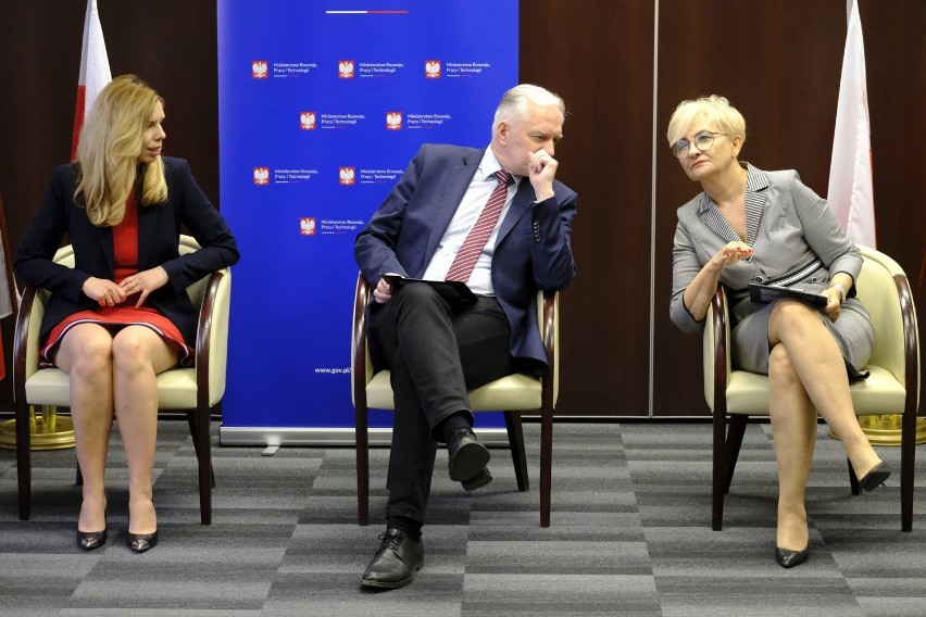Od lewej wiceminister rozwoju Anna Kornecka, wicepremier...