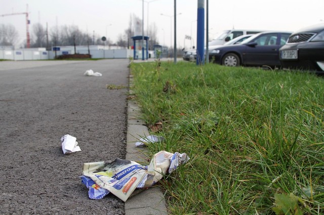 Ul. Lema jest zaśmiecona, bo nigdzie nie ma koszy na odpadki