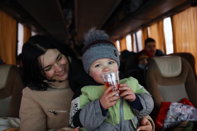 Dyrektor domu dziecka z Ukrainy dziękuje mieszkańcom Piotrkowa za gorące przyjęcie podczas ucieczki z wojny. Cztery autokary z Ukrainy zatrzymały się w Piotrkowie w sobotę, 26 lutego 2022. Mieszkańcy natychmiast ruszyli z pomocą