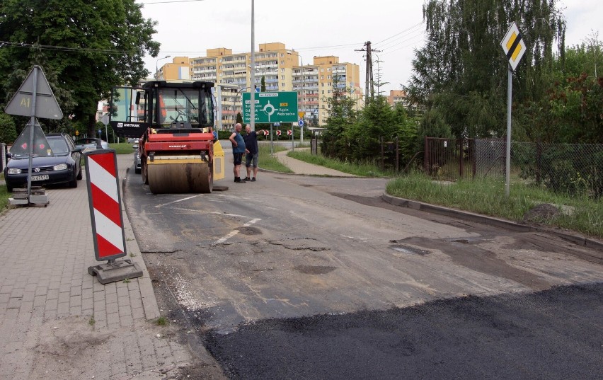 Ulica Miłoleśna w Grudziądzu jest obecnie asfaltowana i w...