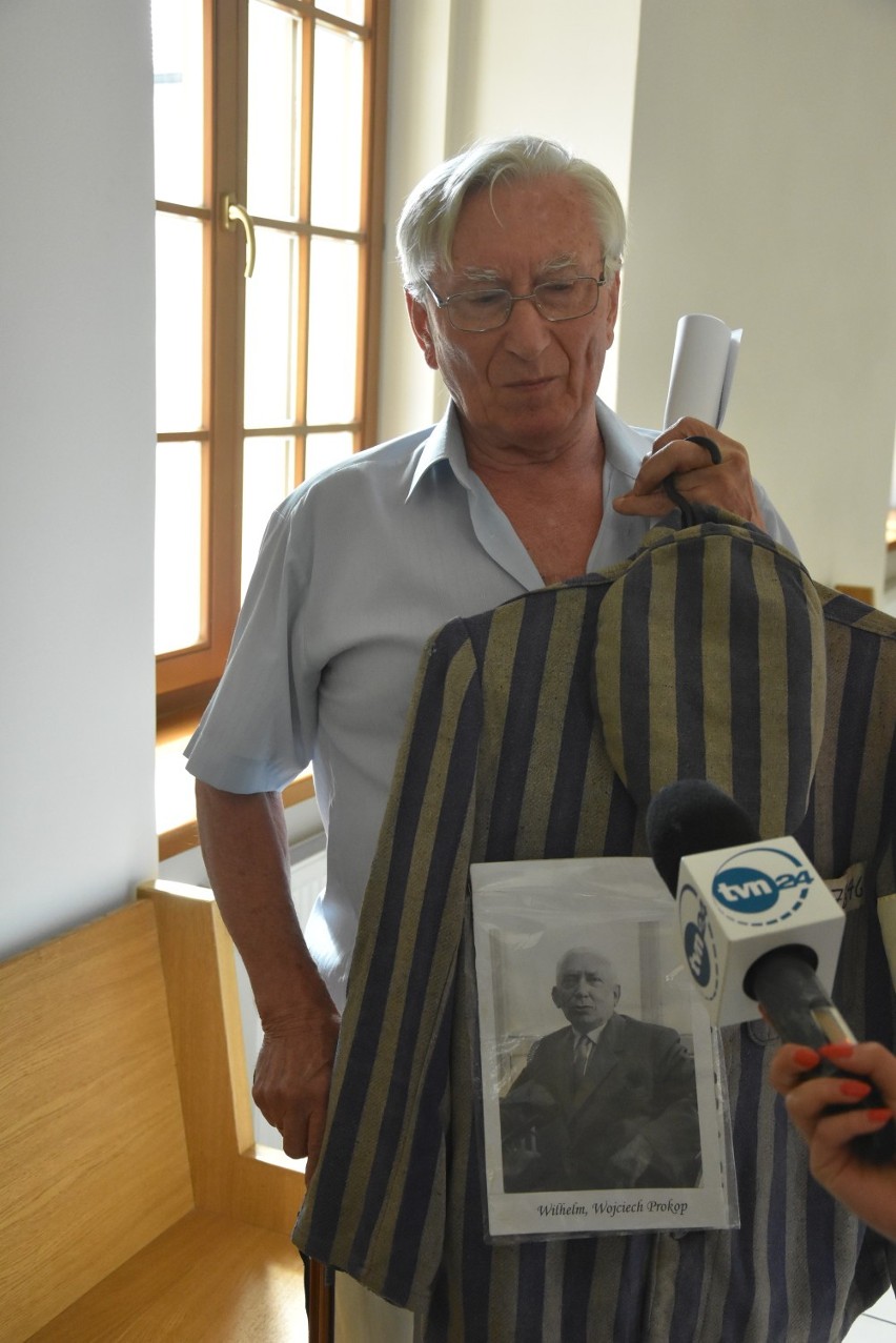 Andrzej Prokop syn więźnia obozu w Oświęcimie przyszedł na proces oskarżonych o zorganizowanie urodzin Hitlera
