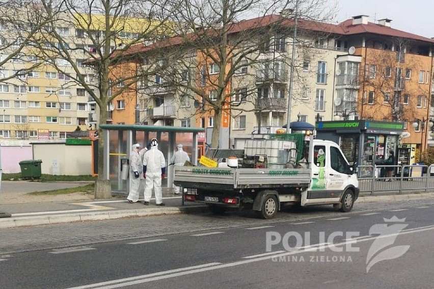 Ruszyła dezynfekcja wiat na terenie Polic. Potrwa trzy dni