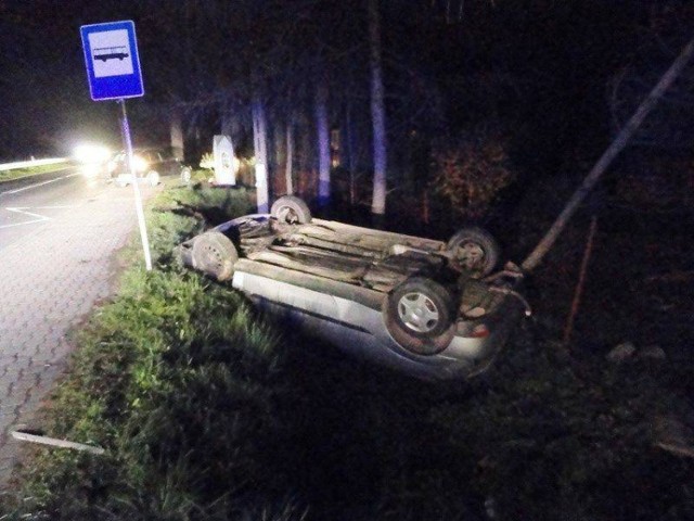 W rezultacie zderzenia, do którego doszło niemal na przystanku autobusowym w centrum Białej Niżnej, ford focus wypadł z jezdni i wywrócił na dach. Samochód ten uszkodził ogrodzenie posesji, a uderzając w rosnący tam modrzew sprawił, że drzewo to położyło się na biegnącej w pobliżu napowietrznej linii telekomunikacyjnej.

Na pomoc przybyli druhowie z Ochotniczej Straży Pożarnej w Białej Niżnej oraz jednostka ratownictwa technicznego Państwowej Straży Pożarnej w Nowym Sączu.

Poszkodowanymi zajęła się załoga ambulansu Sądeckiego Pogotowia Ratunkowego. Dwie osoby zostały przetransportowane do szpitala.

Akcja służb ratowniczych i działania policji trwały ponad trzy godziny.