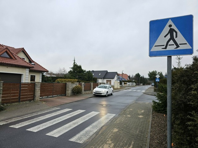 Drogowcy, którzy przed laty malowali pasy i stawiali znaki na ul. Relaksowej, zrelaksować się z pewnością nie mogli. Na tej osiedlowej uliczce jest 13 przejść dla pieszych i ponad 70 znaków drogowych.