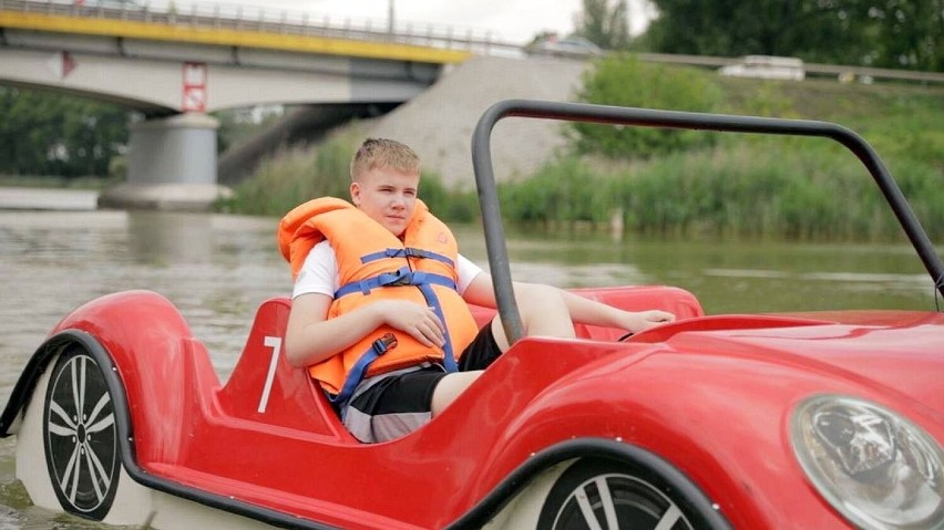 Film "Nie igraj z wodą". Policjanci i ratownicy tłumaczą, jak należy się zachować nad woda, by wypoczynek był bezpieczny