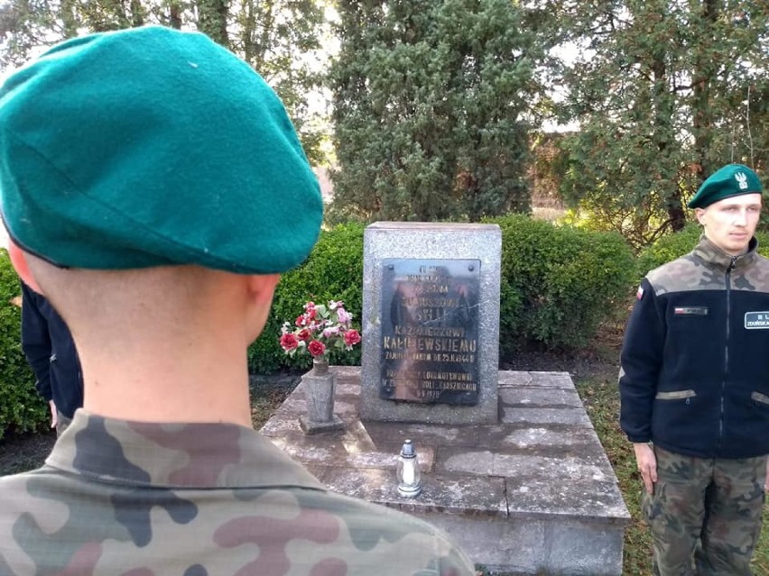 Uczniowie Zespołu Szkół w Karsznicach posprzątali pomnik Kałużewskiego i Sylli