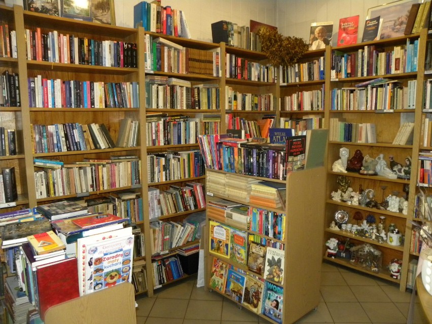 Magia książek w antykwariacie przy ul. Warszawskiej. Miejsce, które warto wesprzeć w trudnych czasach. ZDJĘCIA