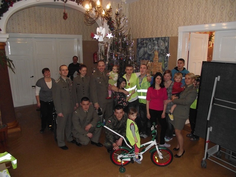 Delegacja żołnierzy 1 Brygady Logistycznej odwiedziła Dom Dziecka w Kołdrąbiu pod Bydgoszczą [FOTO]
