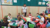 Dzień głośnego czytania w Szkole Podstawowej numer 12 w Starachowicach. Dzieci malowały Kurka Pazurka