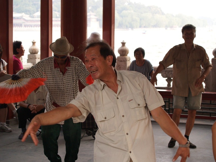Mistrz tańca ujawnia swój talent w Parku Beihai.