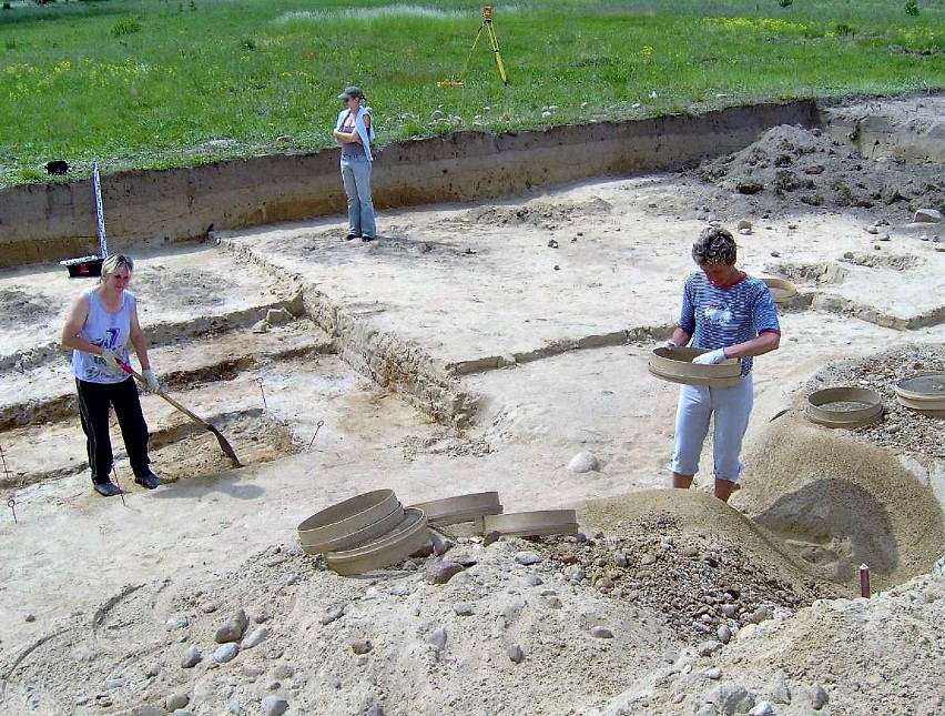 Kadry z odkrywkowych prac archeologów na obszarach objętych...