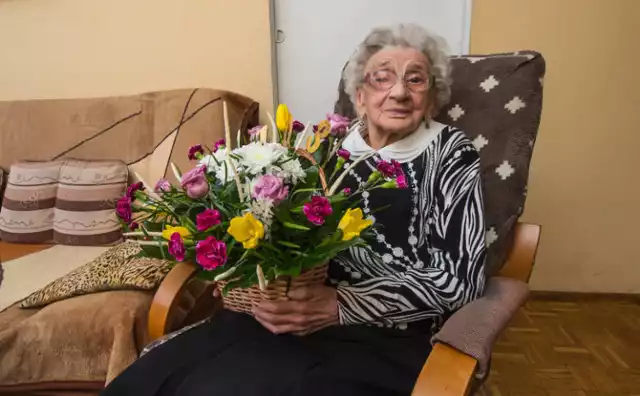 Pani Helena Piotrowska z ul. Gałczyńskiego na Błoniu ma 103 lata. Pochodzi ze Śmielina, ale od 1937 roku mieszka w Bydgoszczy. Zajmowała się domem i dziećmi. Ma dwoje dzieci, czworo wnuków, pięcioro prawnuków i troje praprawnuków. Życzymy zdrowia i 200 lat!