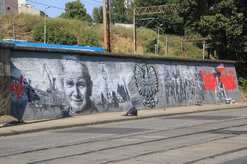 Mural przedstawiał św. Jana Pawła II, strajk w Stoczni...