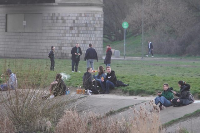 Podobna sytuacja dotyczy Poznania, gdzie ludzie piknikują nad Wartą. Zdjęcia wykonano 18 marca