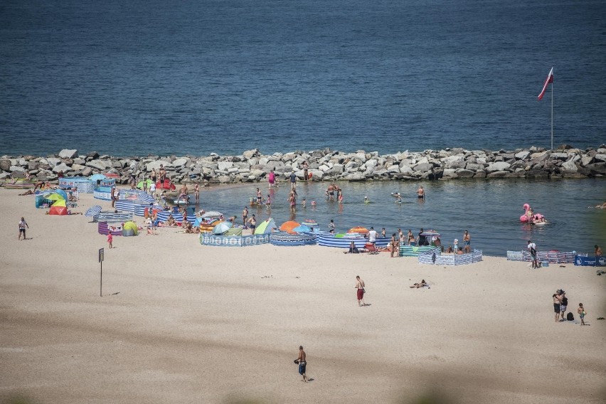 Na plaży w Jarosławcu pojawiło się w piątek wielu turystów.